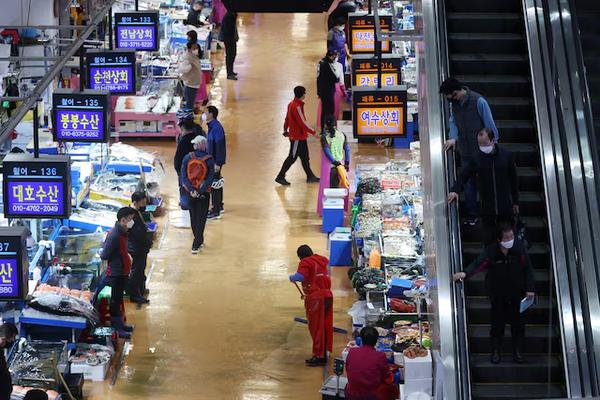 Noryangjin Fisheries Wholesale Market in Seoul (REUTERS)