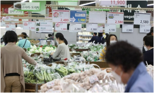 People purchase vegetables at a supermarket in Seoul. (BusinessKorea DB)