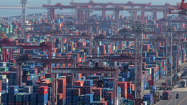 Containers are stacked up for exports at a port in Busan. (BusinessKorea DB)