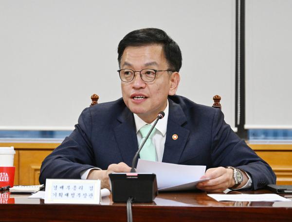 Deputy Prime Minister and Minister of Economy and Finance Choi Sang-mok speaks at an emergency macroeconomic and financial issues meeting held at the Bankers' Club in Jung-gu, Seoul, on Nov. 14 (The Ministry of Economy and Finance)