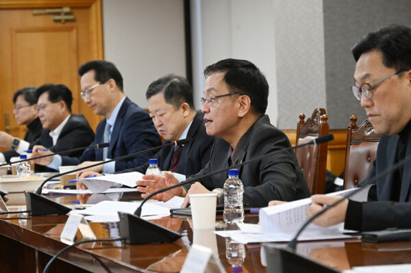 Choi Sang-mok (second from right), deputy prime minister and minister of economy and finance, speaks during a macroeconomic and financial issues meeting held at the Korea Federation of Banks building in Jung-gu, Seoul, on Dec. 6. (Photo courtesy of the Ministry of Economy and Finance)