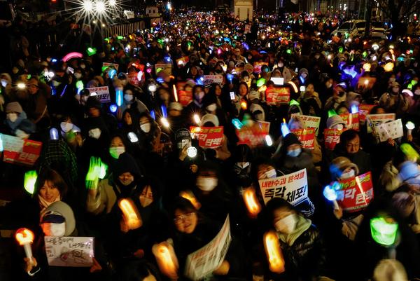 Protesters demand Yoon Suk Yeol's impeachment, Seoul, Dec. 8, 2024. (REUTERS)