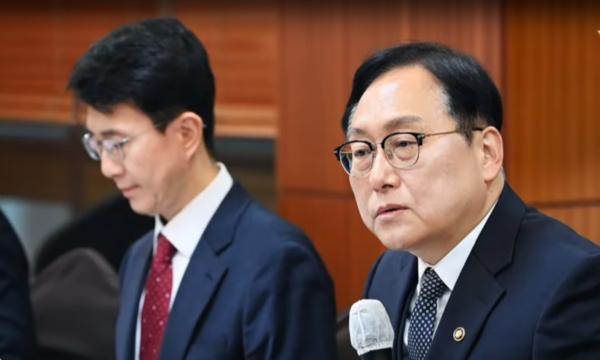 Jeong In-kyo (right), trade minister of the Ministry of Trade, Industry, and Energy (BusinessKorea DB)