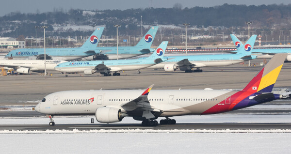 Korean Air and Asiana planes on the runway at Incheon International Airport (BusinessKorea DB)