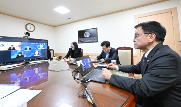 Deputy Prime Minister and Minister of Economy and Finance Choi Sang-mok (first from the right) have a virtual meeting with Marie Diron, global head of sovereign ratings at Moody’s, at the Government Complex Seoul on Dec. 12. (The Ministry of Economy and Finance)