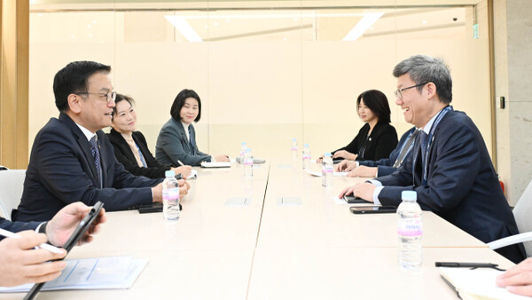 Deputy Prime Minister and Minister of Economy and Finance Choi Sang-mok (left) explains Korea's solid economic system during a meeting with Li Kouqing, director of the ASEAN+3 Macroeconomic Research Office (AMRO), on Dec. 16. (The Ministry of Economy and Finance)