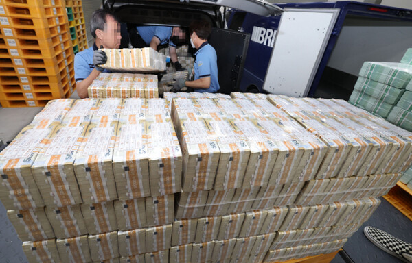 Employees transport currency at the Bank of Korea's currency reception center in Jung-gu, Seoul. (Photo provided by the Bank of Korea)