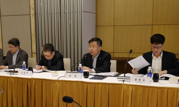 Kang Kyung-sung (second from the right), president of KOTRA, speaks at the Southeast Asia Regional Headquarters Trade and Investment Expansion Strategy Meeting held in Hanoi, Vietnam on Dec. 17 (local time). (Photo provided by KOTRA)