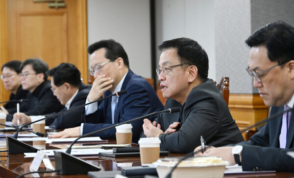 Deputy Prime Minister and Minister of Economy and Finance Choi Sang-mok (second from right) speaks at an emergency macroeconomic and financial issues meeting held at the Korea Federation of Banks in Jung-gu, Seoul, on Dec. 10. (The Ministry of Economy and Finance)