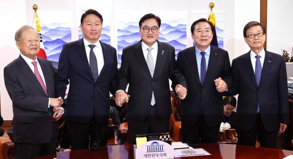 National Assembly Speaker Woo Won-shik (center) take a commemorative photo with Sohn Kyung-shik (far left), chairman of the Korea Employers Federatio, Chey Tae-won (second from the left), chairman of the Korea Chamber of Commerce and Industry, Kim Ki-moon (second from the right), chairman of the Korea Federation of SMEs; and Yoon Jin-sik, chairman of the Korea International Trade Association, ahead of the emergency meeting held at the National Assembly Speaker's Office on Dec. 17.