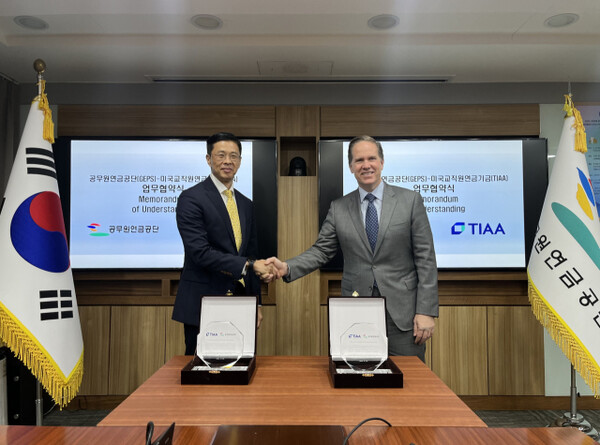 Representatives of the Government Employees Pension Service (GEPS) and the Teachers Insurance and Annuity Association of America (TIAA), the parent company of Nuveen, take a commemorative photo after signing a memorandum of understanding (MOU) on Dec. 13 at Sangnok Hall in Seoul. (the GEPS)