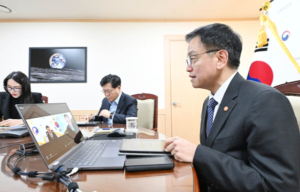 Deputy Prime Minister and Minister of Economy and Finance Choi Sang-mok holds a video conference with Roberto Sifon-Arevalo, global head of sovereign ratings at S&P Global Ratings, at the Government Complex Seoul in Jongno-gu, Seoul, on Dec. 12. (The Ministry of Economy and Finance)