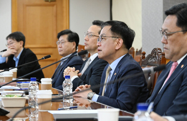 Deputy Prime Minister and Minister of Economy and Finance Choi Sang-mok (second from right) speaks at the macroeconomic and financial issues meeting held at the Korea Federation of Banks in Jung-gu, Seoul, on Dec. 23. (Photo provided by the Ministry of Economy and Finance)