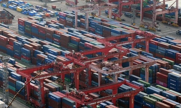 Containers stacked at Busan Port (BusinessKorea file photo)