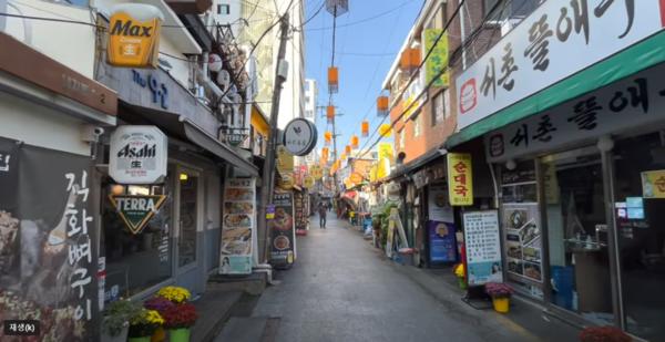 Seoul's Sejong Village Food Street in Jung-gu is desolate. (Sejong Village Food Street's YouTube channel capture)