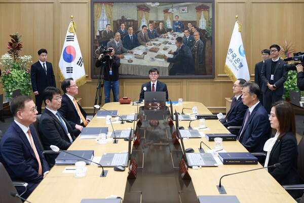 Governor Rhee Chang-yong of the Bank of Korea presides over a Monetary Policy Committee meeting at the Bank of Korea headquarters on Nov. 28 (Photo courtesy of the Bank of Korea)