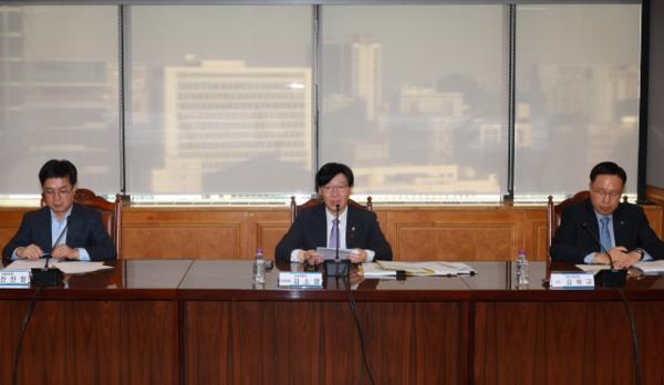 Kim So-young (center), vice chairman of the Financial Services Commission, presides over the 9th Policy Finance Support Council meeting at the Bank Hall in Jung-gu, Seoul, on Dec. 24. (FSC)