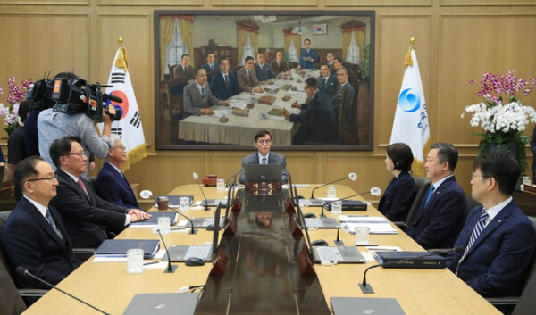 Bank of Korea Gov. Rhee Chang-yong presides over a Monetary Policy Committee meeting at the central bank.