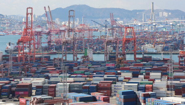 Containers are piled up at Busan Port's Shinseondae, Gamman, and Shingamman Piers. (BusinessKorea DB)