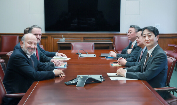 Minister Ahn Duk-geun meets with U.S. Secretary of Commerce Howard Rutnik