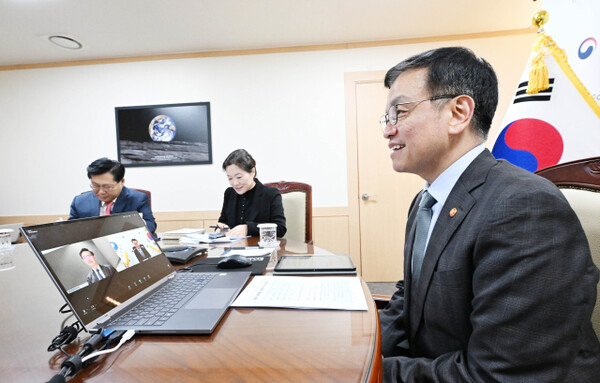 Acting President and Deputy Prime Minister Choi Sang-mok in a virtual meeting with Kim Eng Tan of S&P.