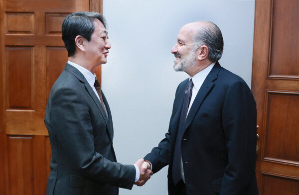 Minister Ahn Duk-geun shakes hands with U.S. Secretary of Commerce Howard Rutnik