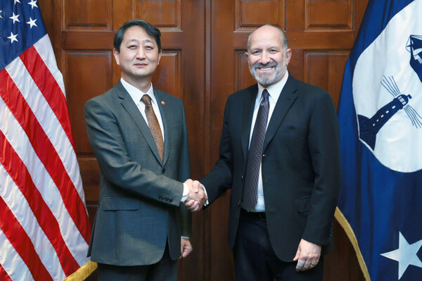 Minister of Trade, Industry and Energy Ahn Duk-geun shakes hands with U.S. Secretary of Commerce Howard Lutnick during a commemorative photo session at the Commerce Department's conference room in Washington, D.C. on Feb. 27 (local time). (Photo courtesy of the Ministry of Trade, Industry and Energy)