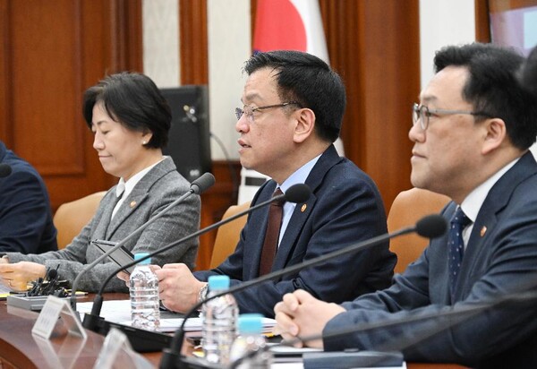 Acting President and Deputy Prime Minister and Minister of Economy and Finance Choi Sang-mok presiding over a ministerial meeting on economic affairs and industrial competitiveness enhancement at the Government Complex Seoul on March 5.