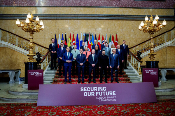 British Prime Minister Keir Starmer, flanked by Volodymyr Zelenskyy and Emmanuel Macron, at the European leaders summit in London.