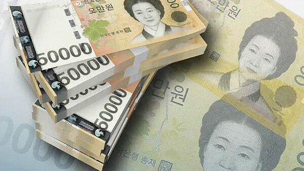 Bundles of 50,000 won bills (BusinessKorea DB)