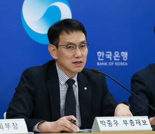 Park Jong-woo, deputy governor of the Bank of Korea, answers questions at the Monetary Credit Policy Report briefing on March 13. (Photo courtesy of the Bank of Korea)