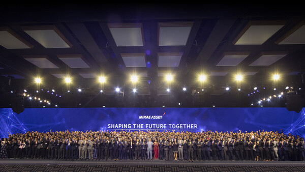 Park Hyun-joo, chairman of Mirae Asset Group, and employees of Mirae Asset Sharekhan pose for a commemorative photo after the group vision announcement ceremony held at the Fairmont Hotel in Mumbai, India, on March 7. (Photo provided by Mirae Asset Securities)