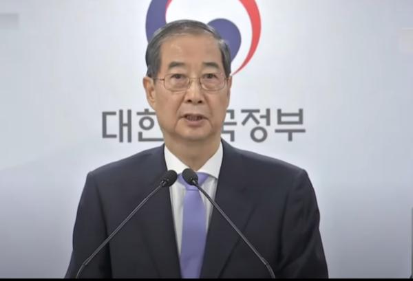 Prime Minister Han Duck-soo addressing the nation